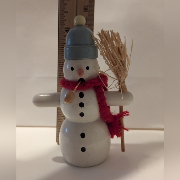 Smoking Snowman wooden VINTAGE 4.5' tall & 1.25" at base.  Arm to arm 3" wide. - Picture 4 of 11